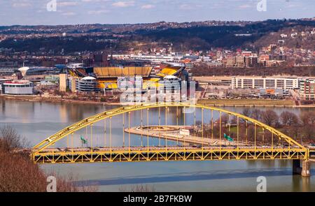 Die Brücke Fort Pitt über den Fluss Monongahela mit dem Point, den Flüssen Allegheny und Ohio, Heinz Field und der Nordseite, Pittsburgh, PA, USA Stockfoto