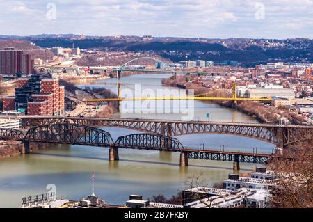 Teil der Südseite Pittsburghs und überbrückt den Fluss Monongahela mit der University of Pittsburgh in der Ferne, Pittsburgh, PA, USA Stockfoto