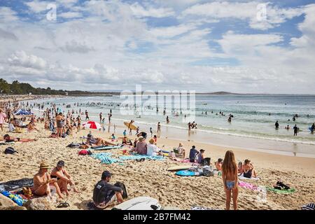 Viele Menschen genießen Sonnenbaden, Surfen und Leben am Noosa Main Beach, Queensland, Australien Stockfoto