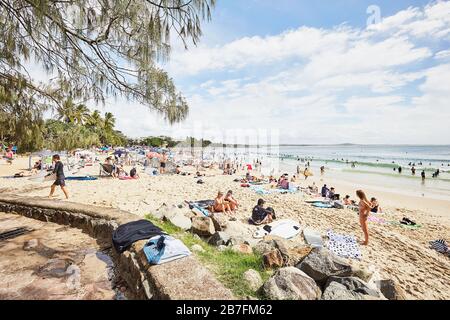 Viele Menschen genießen Sonnenbaden, Surfen und Leben am Noosa Main Beach, Queensland, Australien Stockfoto