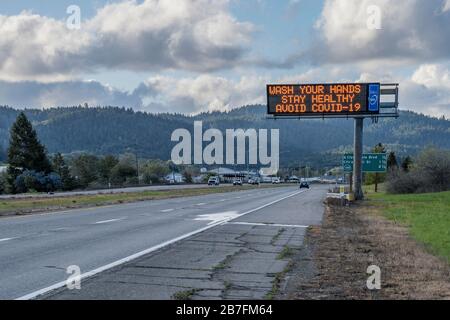 Highway Message Board zur Förderung von Sicherheitsprotokollen zur Vermeidung von COVID-19 Coronavirus. Stockfoto