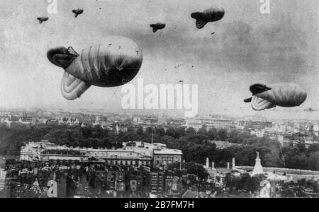 Luftballons über London während des zweiten Weltkriegs Buckingham Palace und das Victoria Memorial sind im Mittelgrund zu sehen.