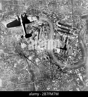 Heinkel Over Wapping - EIN deutscher Jagdbomber der Luftwaffe Heinkel He 111, der zu Beginn der nächtelangen Überfälle der Luftwaffe vom 7. September 1940 über das Wapping und die Insel der Hunde im East End von London flog. Stockfoto