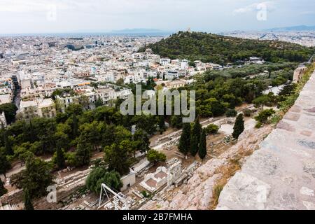 Blick über Athen in Richtung Filopappou Hügel, von oben auf der Akropolis von Athen gesehen Stockfoto