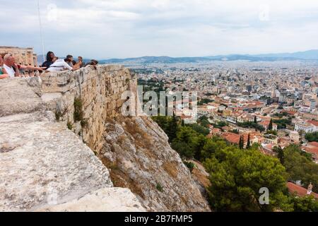 Touristen blicken von der Akropolis auf Athen Stockfoto