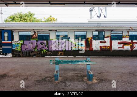 Personenzugwagen, die am Bahnhof Thessaloniki in Griechenland, auf der Hochgeschwindigkeitsstrecke Athen nach Thessaloniki, mit Graffiti bedeckt sind Stockfoto