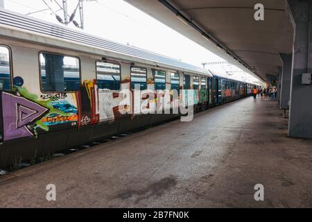 Personenzugwagen, die am Bahnhof Thessaloniki in Griechenland, auf der Hochgeschwindigkeitsstrecke Athen nach Thessaloniki, mit Graffiti bedeckt sind Stockfoto