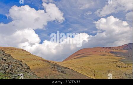 Cumulus Clouds Over Mt Henry im Glacier National Park Stockfoto