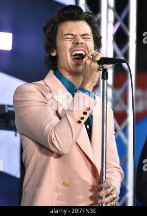 NEW YORK, NY, USA - 26. FEBRUAR 2020: Der englische Singer-Songwriter Harry Styles tritt auf der Konzertserie "Today" der NBC am Rockefeller Plaza auf. Stockfoto