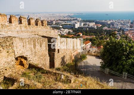 Blick über Thessaloniki in Richtung Thermaic Golf, vom Trigonion Turm aus gesehen. Eine byzantinische befestigte Mauer ist noch erhalten Stockfoto