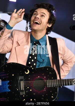 NEW YORK, NY, USA - 26. FEBRUAR 2020: Der englische Singer-Songwriter Harry Styles tritt auf der Konzertserie "Today" der NBC am Rockefeller Plaza auf. Stockfoto
