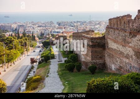 Blick über Thessaloniki in Richtung Thermaic Golf, vom Trigonion Turm aus gesehen. Eine byzantinische befestigte Mauer ist noch erhalten Stockfoto