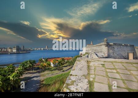 Die berühmte Burg Morro (Castillo de los Tres Reyes del Morro), eine Festung, die den Eingang zur Havannaer Bucht in Havanna, Kuba, bewacht Stockfoto