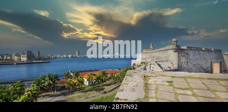 Die berühmte Burg Morro (Castillo de los Tres Reyes del Morro), eine Festung, die den Eingang zur Havannaer Bucht in Havanna, Kuba, bewacht Stockfoto