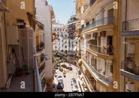 Blick auf die Apartments von einem Balkon in der Innenstadt von Thessaloniki, Griechenland, im Sommer Stockfoto