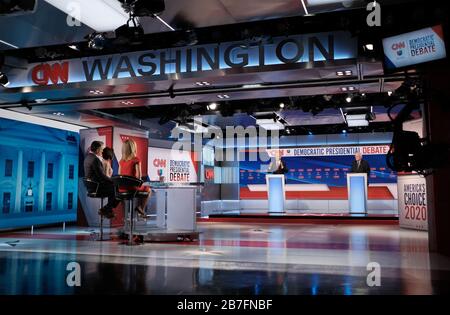 Washington DC, USA. März 2020. Die demokratischen Kandidaten Joe Biden (L) und Bernie Sanders partizipieren in einer Debatte in einem CNN-Studio in Washington, DC am Sonntag, 15. März 2020. Wegen des Coronavirus wurde die Debatte ohne Publikum geführt und nach CDC-Richtlinien lagen ihre Podien sechs Meter voneinander entfernt. Foto von CNN/UPI Credit: UPI/Alamy Live News Stockfoto