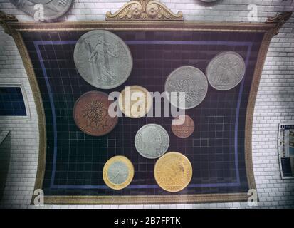 Große Euro- und Franc-Münzen an Wand und Decke der U-Bahn-Station Pont Neuf La Monnaie, Right Bank, Paris, Frankreich, Europa, Farbe Stockfoto