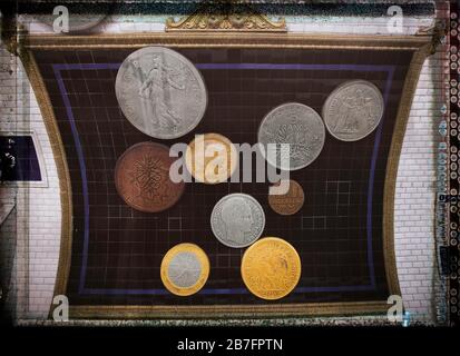 Große Euro- und Franc-Münzen an Wand und Decke der U-Bahn-Station Pont Neuf La Monnaie, Right Bank, Paris, Frankreich, Europa, Farbe Stockfoto