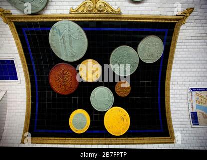 Große Euro- und Franc-Münzen an Wand und Decke der U-Bahn-Station Pont Neuf La Monnaie, Right Bank, Paris, Frankreich, Europa, Farbe Stockfoto