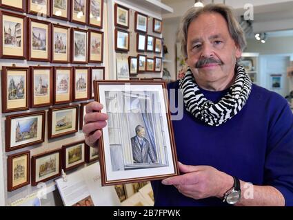 Erfurt, Deutschland. März 2020. Jürgen Valdeig, Zeitzeuge und Kunsthändler, zeigt am Fenster des Hotels "Erfurter Hof" ein selbstgemaltes Bild, das Bundeskanzler Willy-Brandt zeigt. Vor 50 Jahren, am 19. März 1970, war Willy-Brandt der erste Bundeskanzler, der einen Staatsbesuch in der DDR machte. Im Hotel "Erfurter Hof" gegenüber dem Bahnhof führte der SPD-Politiker Regierungsgespräche mit dem DDR-Ministerratspräsidenten Stoph. Es war das erste deutsch-deutsche Gipfeltreffen. Kredit: Martin Schutt / dpa-Zentralbild / dpa / Alamy Live News Stockfoto