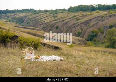 Stilvolle Sommer Picknick auf einer weißen Decke. In einem malerischen Ort der Natur der Hügel Stockfoto