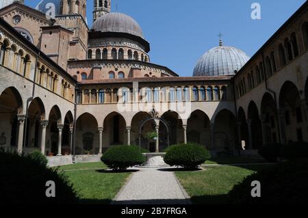 Kreuzgang Der Antoniusbasilika In Padua, Italien Stockfoto