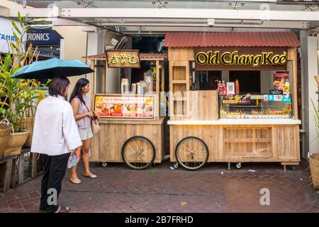 Singapur - 5. Juli 2019: Old Chang Kee Outlet in der Pagoda-Straße. Es ist eine etablierte Snack-, Lebensmittel- und Getränkekette, die sich auf Curry-Puppen und spezialisiert hat Stockfoto