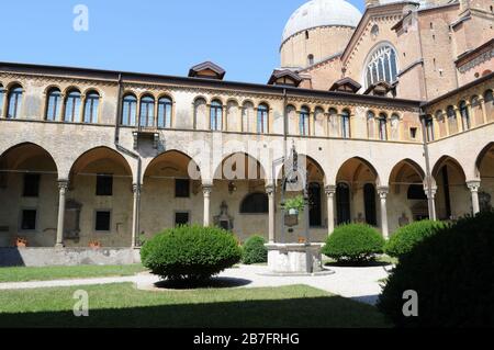 Kreuzgang Der Antoniusbasilika In Padua, Italien Stockfoto