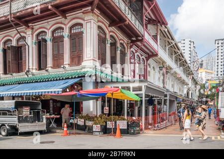 Singapur - 5. Juli 2019: Touristen kaufen in der Smith Street in Chinatown. Dies ist eine der Hauptstraßen der Gegend. Stockfoto