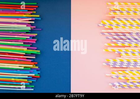 Hintergrund für ein Banner mit Papier und Plastikröhren isoliert auf buntem Hintergrund. Rahmen mit Cocktail-Trinkhalmen. Partybanner, Cocktailbar. Elegant Stockfoto