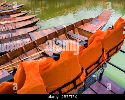 Rettungsweste für Passagiere von Bootstour im See Stockfoto
