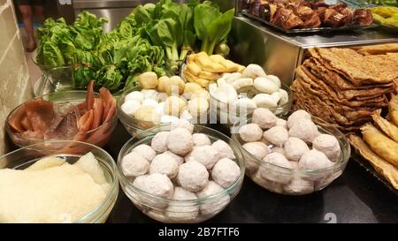 Schöne Layout-Snacks auf dem asiatischen Markt für Straßennahrung. Stockfoto
