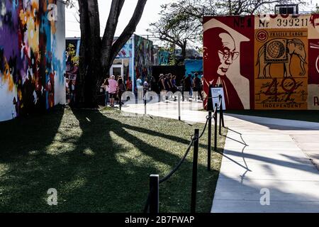 Eine große Gruppe von Besuchern in Wynwood Walls, Wynwood Art District, Miami, Florida, USA. Stockfoto