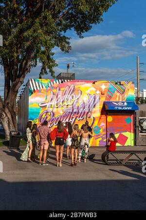 Besucher in Wynwood Walls, Wynwood Art District, Miami, Florida, USA. Stockfoto