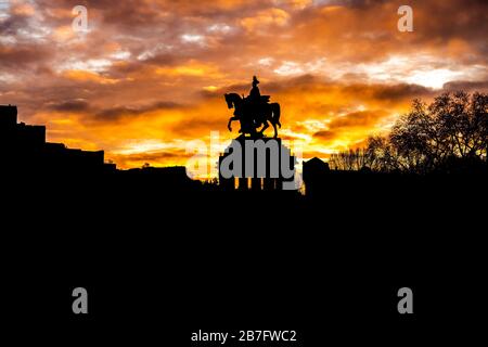Bunte Sonnenaufgang brennender Himmel Stadt Deutschland historisches Denkmal Deutsche Ecke, wo die Flüsse rhein und Mosel zusammenfließen Stockfoto