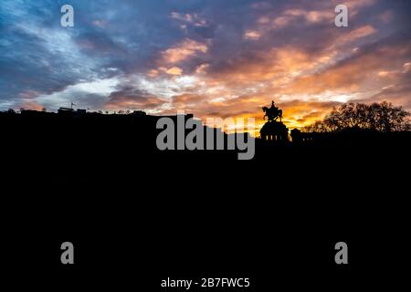 Bunte Sonnenaufgang brennender Himmel Stadt Deutschland historisches Denkmal Deutsche Ecke, wo die Flüsse rhein und Mosel zusammenfließen Stockfoto