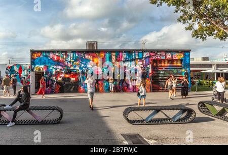 Besucher in Wynwood Walls, Wynwood Art District, Miami, Florida, USA. Stockfoto