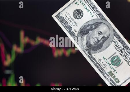 Dollar vor einem Laptop-Monitor mit einer Preistabelle.Forex und Handel. Ein Händler handelt Aktien, Anleihen und Wertpapiere oder Währungen auf der Forex-Marke Stockfoto