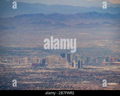 Luftaufnahme der berühmten Strip Skyline vom Turtlehead Peak Trail in Las Vegas, Nevada Stockfoto