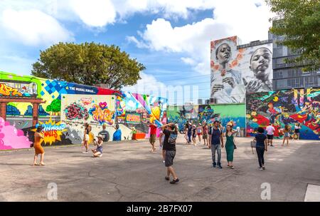 Besucher in Wynwood Walls, Wynwood Art District, Miami, Florida, USA. Stockfoto