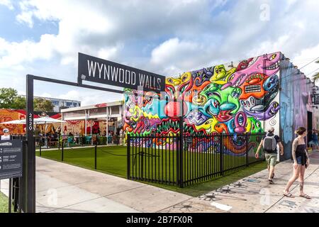 Besucher am Haupteingang von Wynwood Walls, Wynwood Art District, Miami, Florida, Großbritannien. Stockfoto