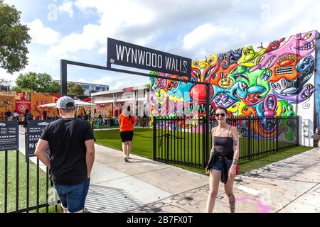 Besucher am Haupteingang von Wynwood Walls, Wynwood Art District, Miami, Florida, Großbritannien. Stockfoto
