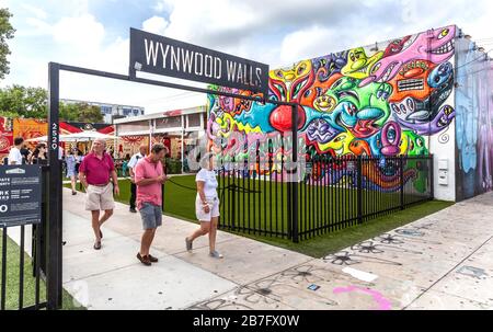 Besucher verlassen die Wynwood Walls durch den Haupteingang im Wynwood Art District, Miami, Florida, USA. Stockfoto