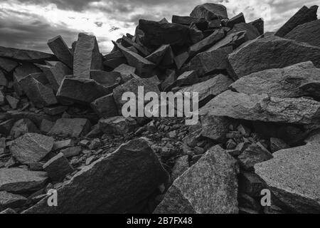 Graustufen Schuss von Felsen auf einander unter Ein wolkig Himmel Stockfoto