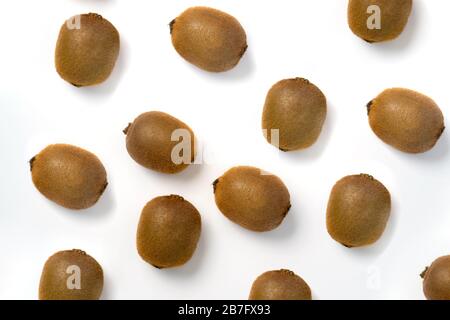Ganze reife frische Kiwifrüchte isoliert auf weißem Hintergrund. Kiwi-Kollektion. Draufsicht, flacher Lay. Stockfoto