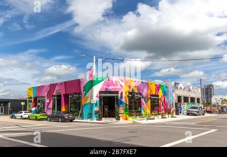 Bunte Ecke von Restaurants, Wynwood Art District, Miami, Florida, Großbritannien. Stockfoto