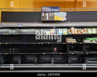 Las Vegas, MAR 4, 2020 - Menschen geraten in Panik, das Regal in einem Lebensmittelgeschäft leer zu machen Stockfoto