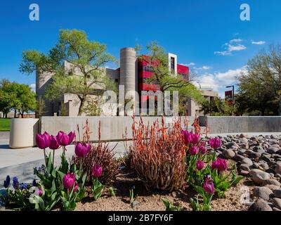 Las Vegas, MAR 15, 2020 - Sunny View of the Rod Lee Bigelow Health Sciences of UNLV with a Blossom Garden Stockfoto