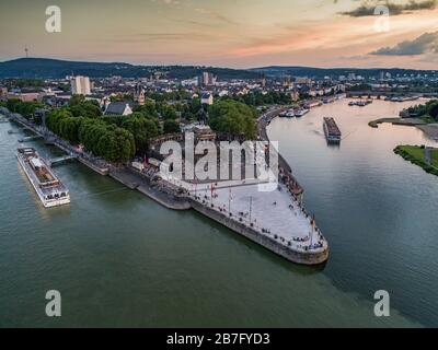 Sonnenuntergang in Koblenz Stadt Deutschland mit historischen Deutschen Eck, wo Rhein und Mosel fließen zusammen Stockfoto