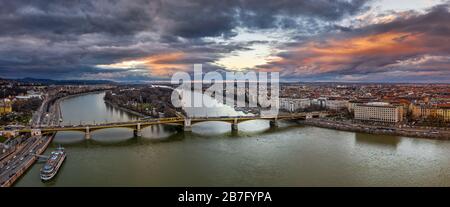 Budapest, Ungarn - Panorama-Drone-Blick auf Margaretenbrücke (Margit HID) und Margareten-Insel (Margit-sziget) mit spektakulärem goldenem Sonnenuntergang a Stockfoto